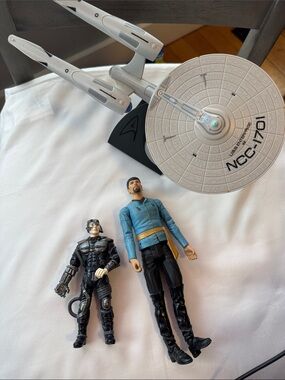 Star Trek NCC-1701 Enterprise Model Spock and Picard figures